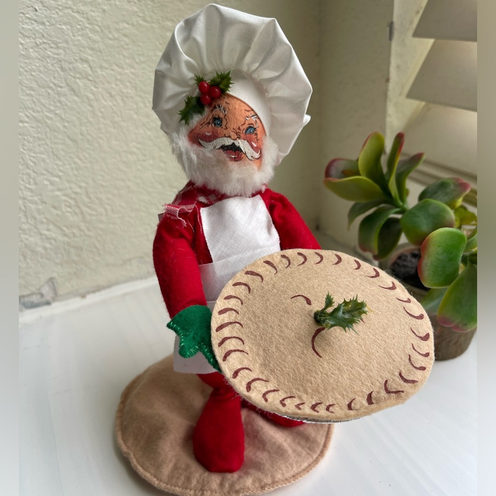 Vintage Annalee Santa baker holding pie